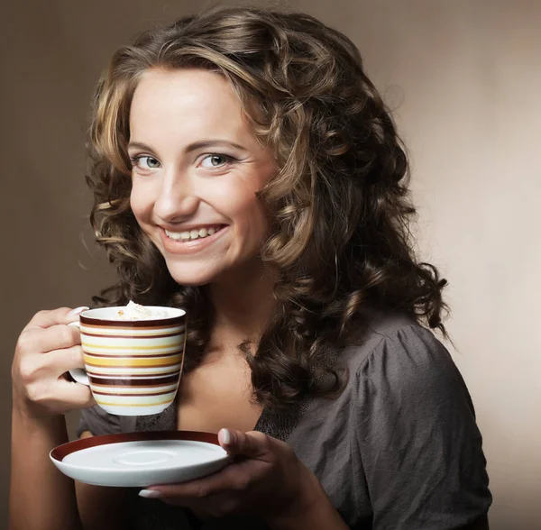 コーヒーやお茶を飲んだ若い女性 — ストック写真