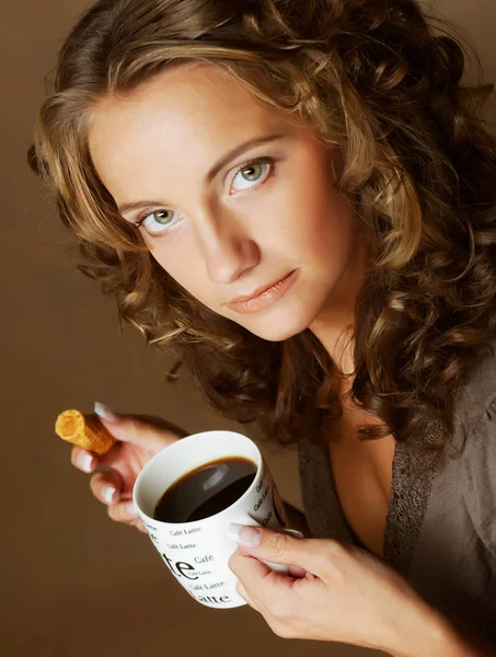 美しい若い女性がコーヒーを飲む — ストック写真