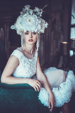 Güzel gelin bir sandalyeye oturur. Lüks Sarayı.