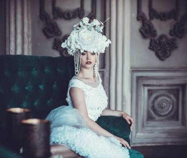 Güzel gelin bir sandalyeye oturur. Lüks Sarayı.