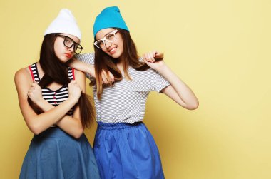 yaşam tarzı ve insanlar kavramı: iki kız arkadaş birlikte ayakta