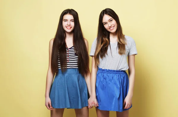 Lifestyle- und People-Konzept: Zwei Freundinnen stehen zusammen — Stockfoto