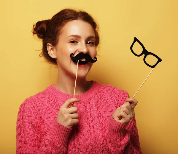 Estilo de vida y el concepto de la gente: Chica feliz con bigotes falsos — Foto de Stock