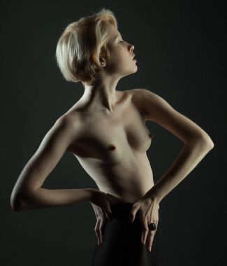 Kısa sarı saçlı, zarif çıplak kadın..