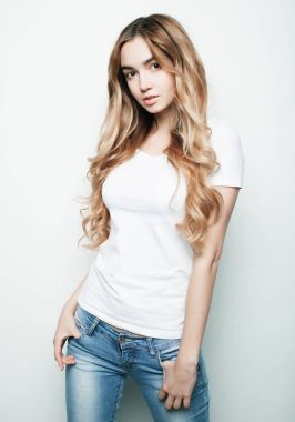 Yaşam tarzı ve insanların konsepti: Genç tatlı, gülümseyen kıvırcık kız