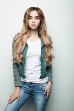 Yaşam tarzı, moda ve insan konsepti: güzel kadın günlük kıyafetler giyiyor, beyaz arka planda poz veriyor.