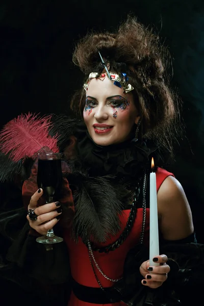 Giovane donna che indossa un costume di carnevale con una candela . — Foto Stock