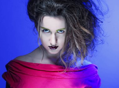 Parlak makyajlı güzel bir kadın.