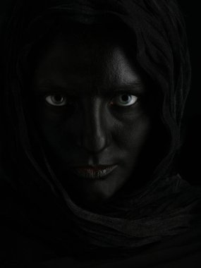 model siyah bir yüzü ile.