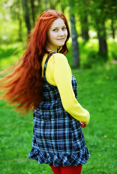 Sorrindo menina ruiva, ao ar livre — Fotografia de Stock