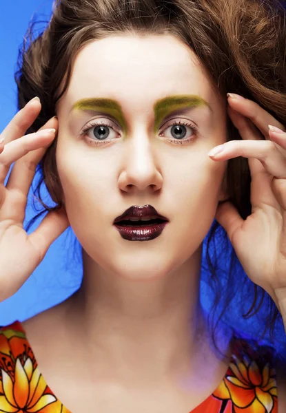 Mooie jonge vrouw met heldere make-up — Stockfoto