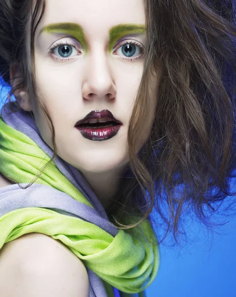 Mooie jonge vrouw met heldere make-up — Stockfoto