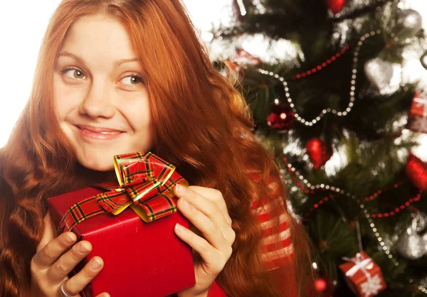 Chica con caja de regalo — Foto de Stock