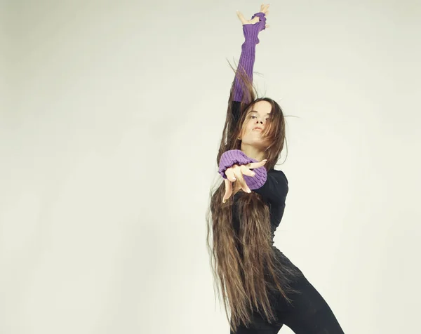 Jovem dançarina mulher com cabelo comprido — Fotografia de Stock