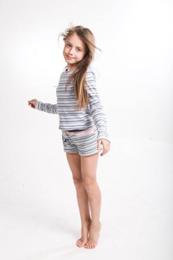 küçük kız atlamak beyaz arka plan üzerinde