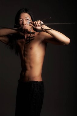 Asyalı çocuk siyah arka plan üzerinde