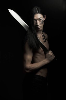 siyah arka plan üzerinde Asya adam