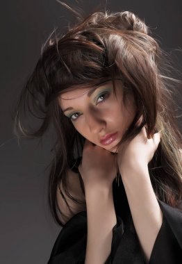 Parlak makyaj ile genç kadın