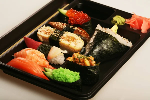 Japonês tradicional sushi conjunto — Fotografia de Stock