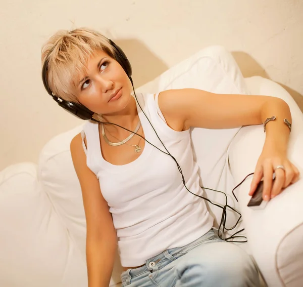 Musica - giovane donna bionda con cuffie — Foto Stock