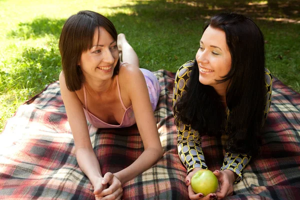 Duas meninas relaxando no parque — Fotografia de Stock