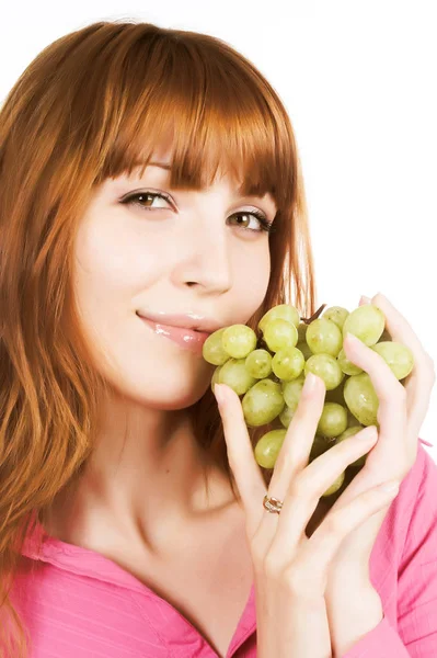 Женщина с гроздью винограда — стоковое фото