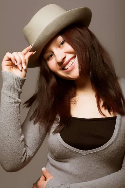 Fashion girl posing in studio — Stock Photo, Image