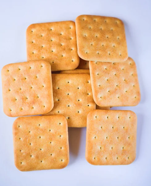 Cracker cookies på vit bakgrund — Stockfoto