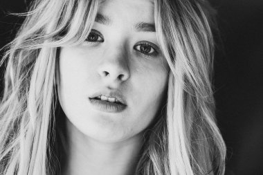 Yaşam tarzı, moda ve insan konsepti: sarışın kız, siyah ve ne