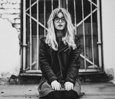 Yaz şehrinde sarışın bir kız, siyah beyaz bir resim.