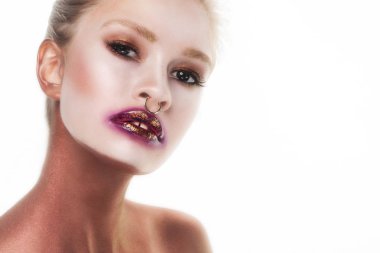 Kozmetik, makyaj ve güzellik kavramı: parlak makyaj ile genç kadın