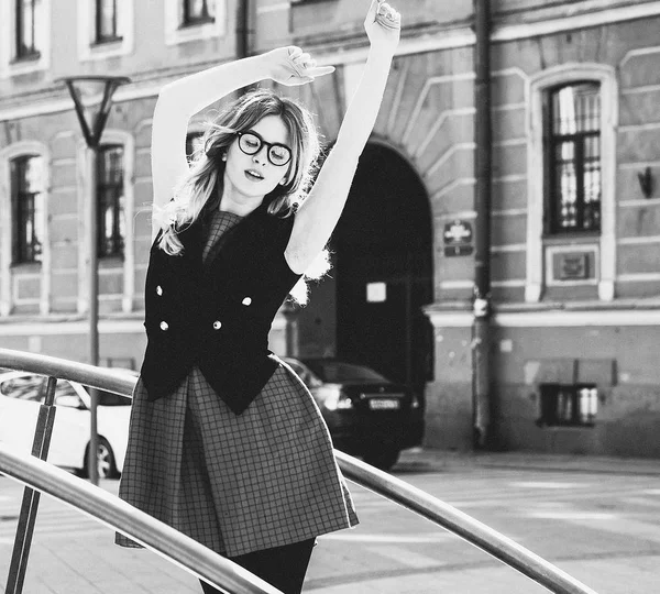 Mujer joven en la ciudad, hora de verano, foto en blanco y negro —  Fotos de Stock