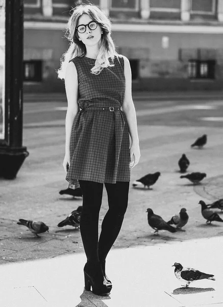 Chica rubia y palomas, estilo de vida y moda, imagen en blanco y negro — Foto de Stock