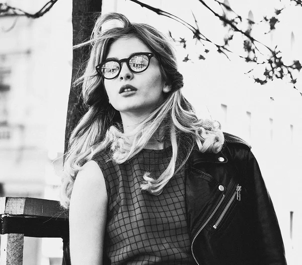 Mujer joven en la ciudad, hora de verano, foto en blanco y negro — Foto de Stock