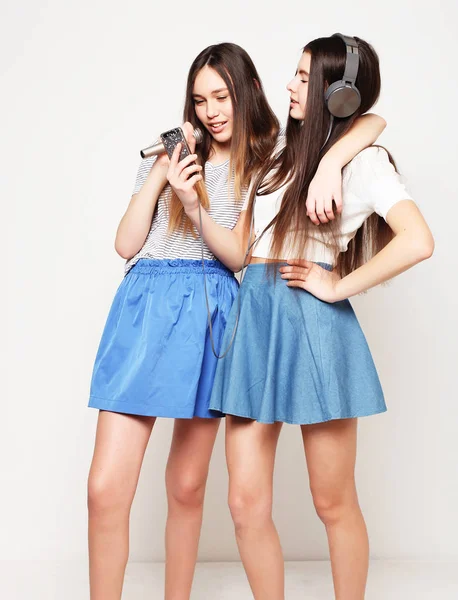 Belleza hipster niñas con un micrófono cantando y tomar fotos —  Fotos de Stock