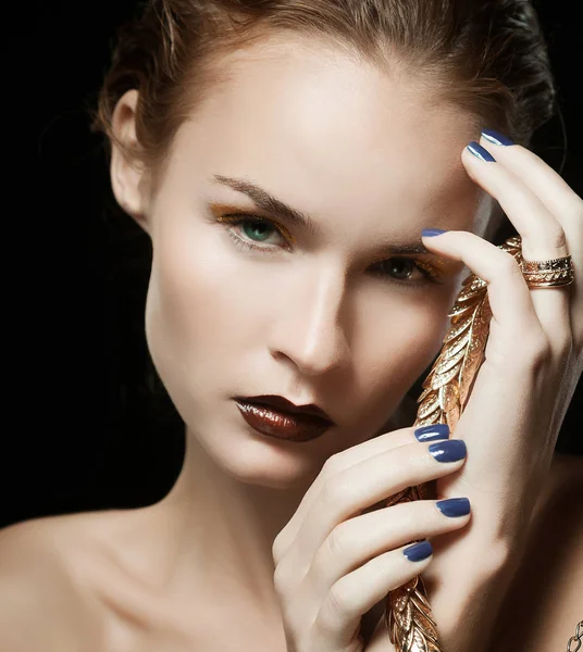 Beautiful girl with bright make up. Blonde with jewerly. — Stock Photo, Image