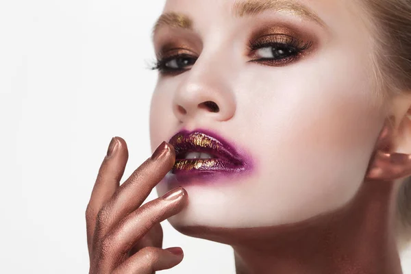 Cosmetica, make-up en beauty concept: jonge vrouw met lichte make-up — Stockfoto