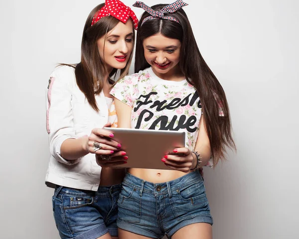 Životní styl, tehnology a lidé koncept: Happy girls s tabletovým počítačem přes bílé pozadí. — Stock fotografie