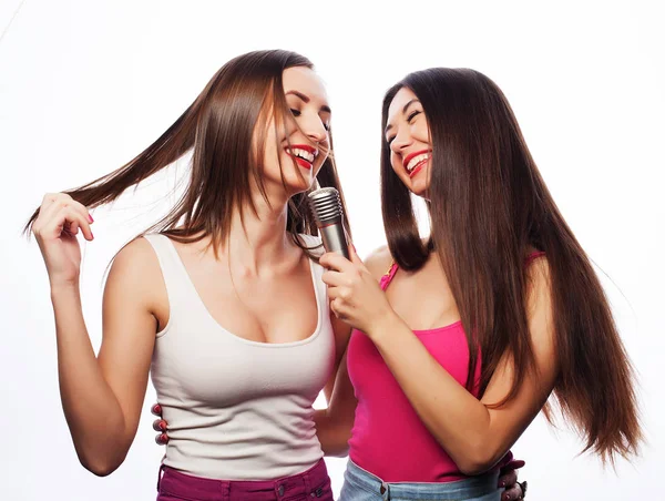 Mladé dívky přátelé s mikrofonem — Stock fotografie