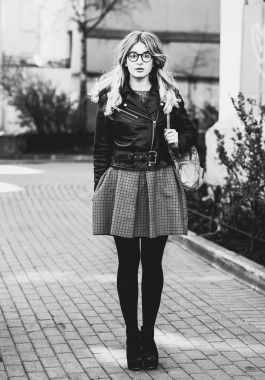 Yaz şehrinde sarışın bir kız, siyah beyaz bir resim.