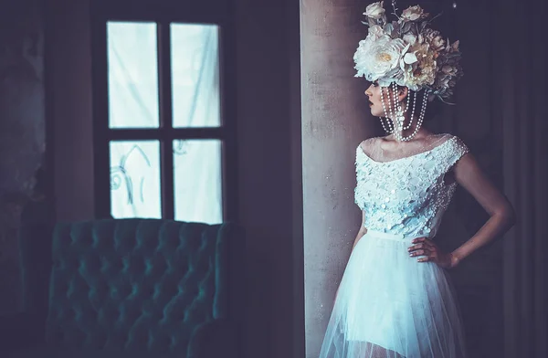 궁전 방에 서 있는 아름다운 소녀. — 스톡 사진