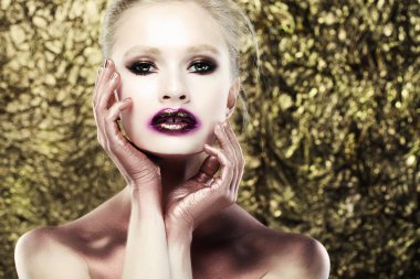 Kozmetik, makyaj ve güzellik kavramı: parlak makyaj ile genç kadın