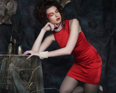 Tiyatro sc bir arka plan üzerinde parlak kalıcı makyaj ile genç kadın