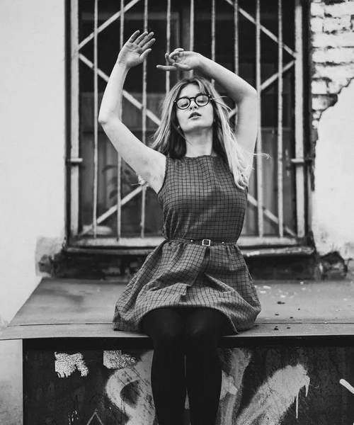 Ung kvinna i staden, sommartid, svart och vit bild — Stockfoto
