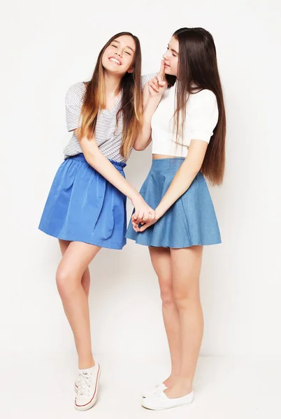 Hela kroppen porträtt av två glada tjejer över vit bakgrund — Stockfoto