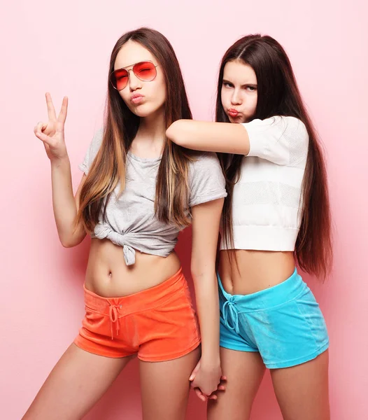 Эмоции, люди, подростки и концепция дружбы - два молодых подростка — стоковое фото