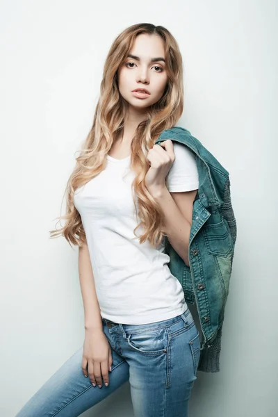 Joven modelo posando en estudio —  Fotos de Stock