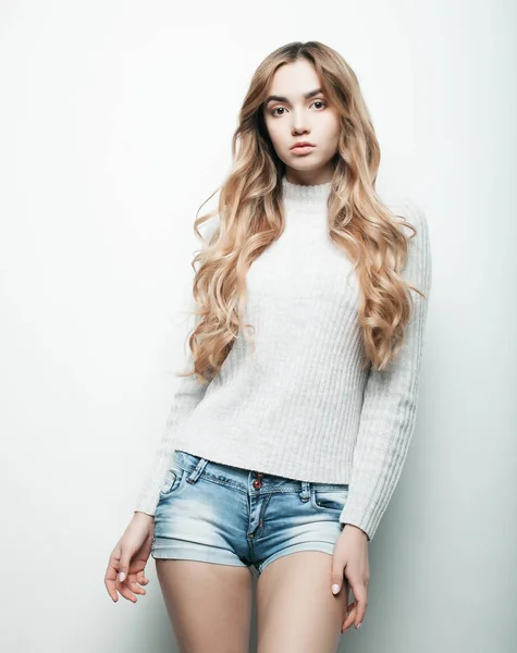 Jovem modelo de moda posando em estúdio — Fotografia de Stock