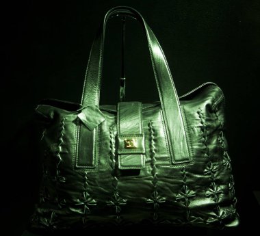 Çanta vitrinde açıkta kaldı.