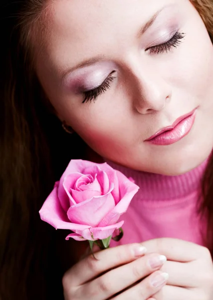 Pretty woman with pink rose — Stock Photo, Image